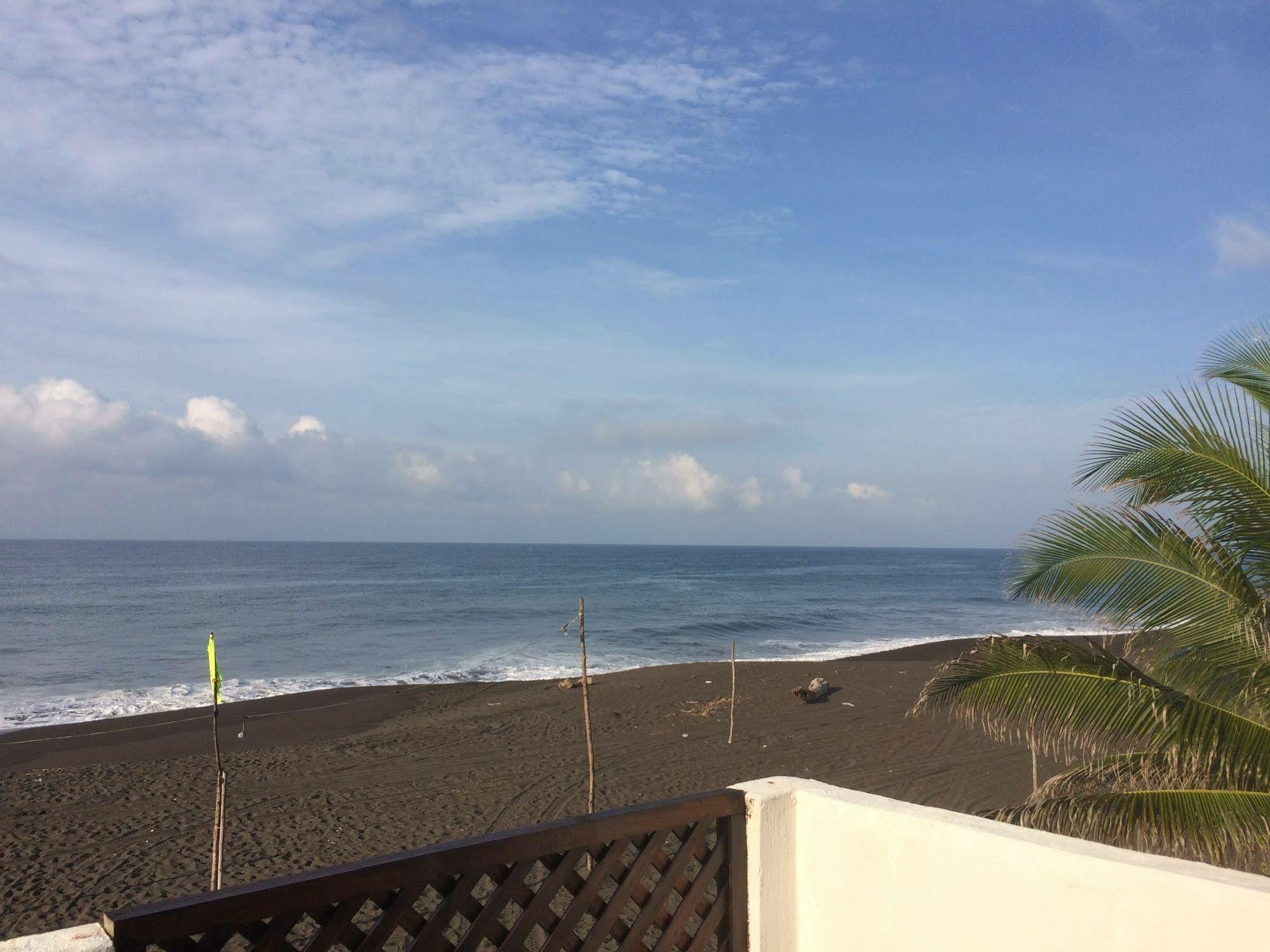 Tortugas Place Hotel Y Bungalos Monterrico Bagian luar foto
