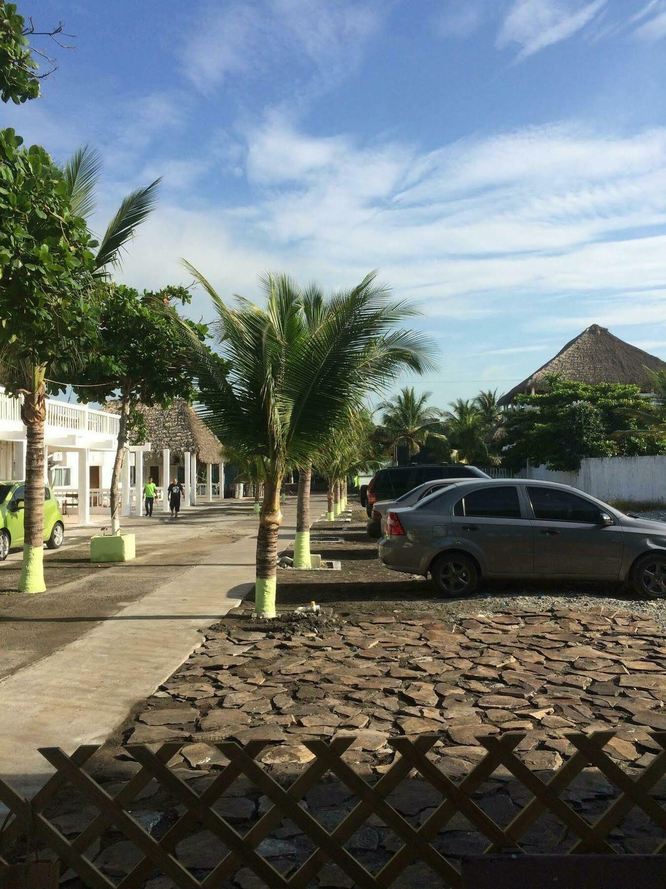 Tortugas Place Hotel Y Bungalos Monterrico Bagian luar foto